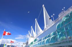 Il Canada Place di Vancouver - British Columbia, Canada - ha un'architettura inconfondibile, con le sue vele bianche che contrastano col blu del cielo e del mare. Situato sul lungomare dello ...