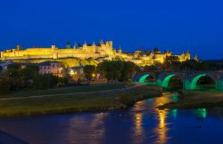 Carcassonne by night: panorama notturno della città murata della Francia meridionale - © javarman / Shutterstock.com