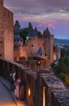 Dal camminamento lungo le mura di Carcassonne, nella Francia meridionale, il panorama è magnifico soprattutto al tramonto, quando le stesse fortificazioni si tingono di rosa e il sole ...