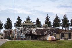 Carro armato  e casamatta della storica Linea Maginot, la fortificazione che doveva proteggere la Francia da una eventuale invasione della Germania. Qui siamo in Alsazia - © HUANG ...