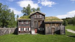 Casa con tetto in erba al Trondheim Folk Museum in Norvegia - © David Bostock / Shutterstock.com