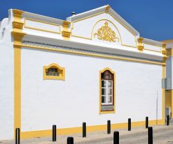Particolare di una casa tradizionale del centro storico di Castro Marim. Le cornici di porte e finestre spiegano alla perfezione il gusto per le forme geometriche e i motivi floreali che caratterizzano ...