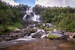 Una spettacolare cascata vicino a Voss, Norvegia. Questo delizioso paesino della contea di Hordaland è una nota località sciistica. Ha anche ospitato diverse gare di Coppa del ...