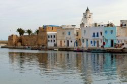 Case colorate nel porto di Bizerte, il borgo di pescatori della costa della Tunisia - © posztos / Shutterstock.com