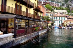 Case sul lago di Garda, Limone - Ad affacciarsi sulle acque limpide del maggiore lago italiano (con una superficie di 370 km quadrati) sono abitazioni e dimore della cittadina di Limone famosa ...
