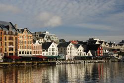 Case tipiche a Haugesund, Norvegia - Vuoi per l'abbondanza di questo materiale, vuoi per la calda atmosfera che emana, le tradizionali abitazioni norvegesi sono costruite in legno. Molto ...