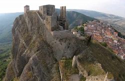 Il Castello medievale che domina il borgo di Brindisi Montagna in Basilicata - © Camera Fly 