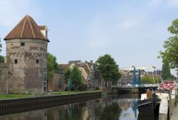 Castello e canale a Zwolle in Olanda - © hans engbers / Shutterstock.com 