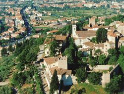 Castello e borgo Alto: panorama aereo di Calenzano - © Lmagnolfi - CC BY-SA 4.0 - Wikipedia