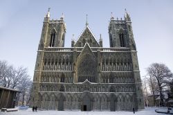 Cattedrale di Trondheim, fotografata in inverno. Il Nidarosdomen appare ancora più bello con la neve, un fenomeno atmosferico non così frequente in questa parte della Norvegia ...