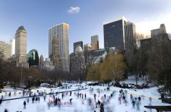 Pista di pattinaggio a Central Park di New York, Stati Uniti. Aperta nel 1949 con i fondi donati da Kate Wollman per ricordare l'intera famiglia, Wollman Rink è una pista di pattinaggio ...