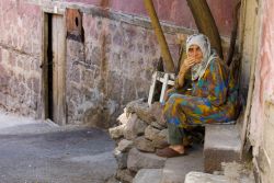 Centro storico Ankara una donna turca osserva ...