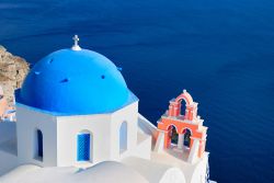 Chiesa su Santorini, con la tipica cupola blu ...