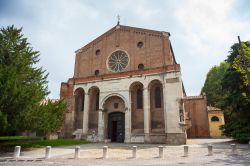 La medievale chiesa degli Eremitani, affacciata sull'omonima piazza, a Padova - © bepsy / Shutterstock.com 