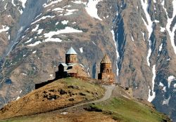 La pittoresca chiesa di Gergeti, Georgia. Sorge sulla riva destra del fiume Chkheri ad un'altitudine di 2170 metri sotto il monte Kazbek. 57076072