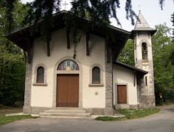 Chiesa di Sacro Cuore - Ci troviamo  ai Piani di Brunate, un piccolo altopiano posto a valle della cittadina panoramica sul Lago di Como - © Swiss79 / it.wikipedia.org/