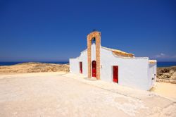 La Chiesa della spiaggia di San Nicola (Nikolas) a Zacinto (Zante) in Grecia - © Netfalls - Remy Musser / Shutterstock.com