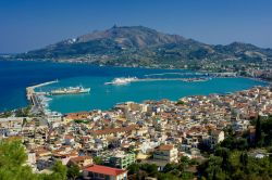 La città di Zacinto si trova sull'isola di Zante in Grecia - © Zbynek / Shutterstock.com