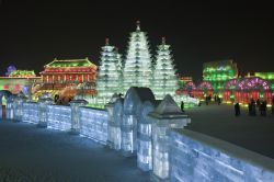 Un vera e propria citta di ghiaccio, quella costruita durante il festival di Harbin in Cina, ogn inverno - © TonyV3112 / Shutterstock.com 
