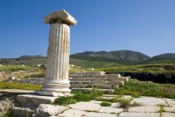 Una colonna ionica ed altre rovine a Hierapolis, ...