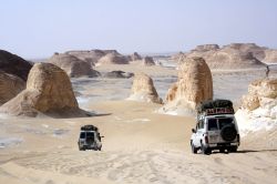 Con il fuoristrada nel deserto Bianco dell' Egitto - Foto di Giulio Badini