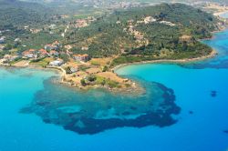 La magica costa di Zacinto possiede numerose spiagge che s'alternano a tratti prevalentemente rocciosi. Siamo tra le Isole Ioniche della costa occidentale della Grecia - © Netfalls ...