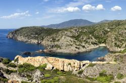 Costa rocciosa a nord di Cadaques, Mar Mediterraneo, Spagna 197439914 - © Ammit Jack / Shutterstock.com