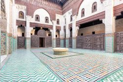 Dentro alla scuola coranica, la Medersa Bou Inania di Meknes in Marocco - © haraldmuc / Shutterstock.com