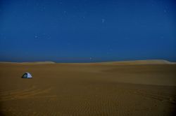 Deserto di Abu Muharrik: il cielo stellato sopra le dune. Il campo tendato è la tappa obbligata per la Djara Cave  - In collaborazione con I Viaggi di Maurizio Levi