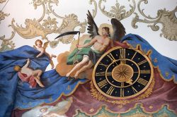 Dettaglio affresco e orologio della chiesa di San Martino a Biberach an der Riss (Germania). In realtà la chiesa ha due distinti orologi, uno per i fedeli cattolici e l'altro per ...