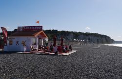 La grande spiaggia di ciottoli a Dieppe, alta Normandia - © Deborah Terrin