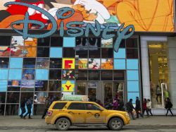 Disney Store a New York, Stati Uniti. L'ingresso del grande negozio dedicato alla Disney situato  a Times Square, nel centro di New York City - © Leonard Zhukovsky / Shutterstock.com ...