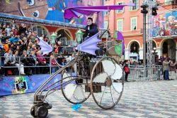 La divertente parata del Carnevale di Nizza, con carri allegorici e particolari macchine mobili - © MagSpace / Shutterstock.com 