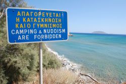 Divieto di campeggio e per i nudisti a Anafi: siamo in una delle spiagge più tranquille delle isole Cicladi in Grecia - © Scratch Video / Shutterstock.com