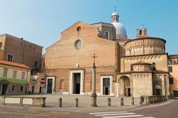 Il maggiore luogo di culto della città di Padova: il Duomo di Santa Maria Assunta e il suo Battistero - © Renata Sedmakov / Shutterstock.com