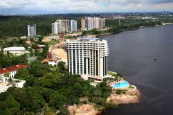 Edifici moderni a Manaus, in Brasile, lungo le ...