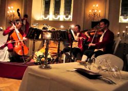 Ensenble di archi al Mozart Dinner di Salisburgo. Sono suonate dal vivo le più celebri musiche del grande Mozart: in questa immagine un gruppo di archi intenti ad allietare i commensali ...