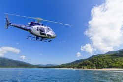 Una escursione in elicottero, uno dei classici tour da Angra dos Reis, in Brasile - © AJancso / Shutterstock.com