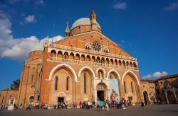 La facciata della gigantesca basilica di Sant'Antonio da Padova, tra le più grandi chiese del mondo - © bepsy / Shutterstock.com 
