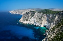 Falesie a picco sul mare cristallino di Zante (Zacinto) in Grecia - © Anteromite / Shutterstock.com