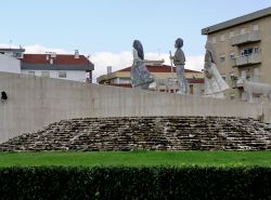 Il monumento ai pastorelli che si trova in centro a Fatima, Portogallo