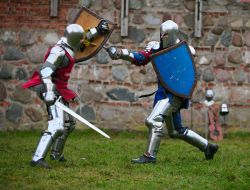 Festa medievale a Kaunas in Lituania. Due armigeri a duello con le loro armature - © Tatiana Morozova / Shutterstock.com