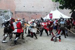 Le Feste Medievali di Brisighella si svolgono dentro la Rocca Manfrediana - www.brisighellaospitale.it