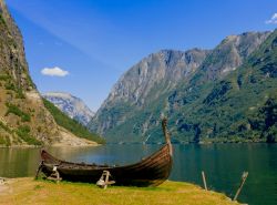 Fiordo di Gudvangen, Norvegia: paesaggio con ...