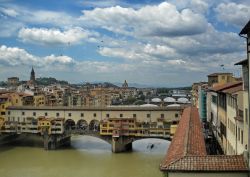 Firenze: il fiume Arno ed il Ponte Vecchio, famoso ...