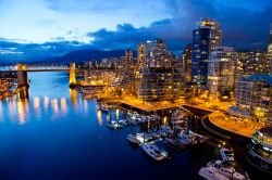 Il cuore di Vancouver by night, con il porto, il Granville Street Bridge e i grattacieli illuminati  - © abesan / Shutterstock.com