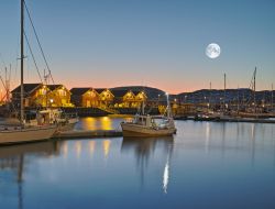 Foto notturna del porto di Bodo in Norvegia, durante una notte di Luna Piena - © Dhoxax / Shutterstock.com
