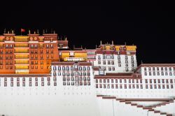Fotografia notturna del monumento principale di Lhasa in Cina: il grande Palazzo Potala, simbolo del Tibet  e sede del Dalai Lama, oramai esiliato da decenni, dopo la conquista del Tibet ...
