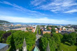 Fotografia del panorama di Trondheim visto dal campanile alto 98 metri del Nidarosdomen, la Cattedrale di Trondeim in Norvegia - © Alexey Kovalev/ Shutterstock.com