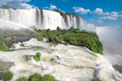 Fotografia delle cascate di Iguacu che si trovano vicino al confine tra Paraguay, Argentina e Brasile - © Migel / Shutterstock.com 